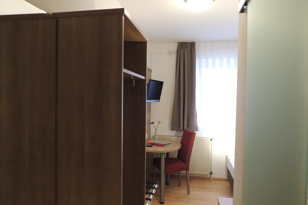 Hotel-Gasthof Neue Post Leutershausen  Rum bild