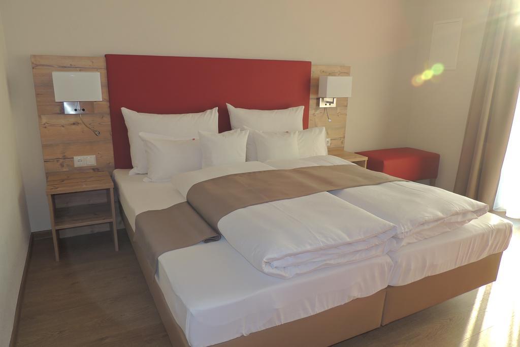 Hotel-Gasthof Neue Post Leutershausen  Exteriör bild