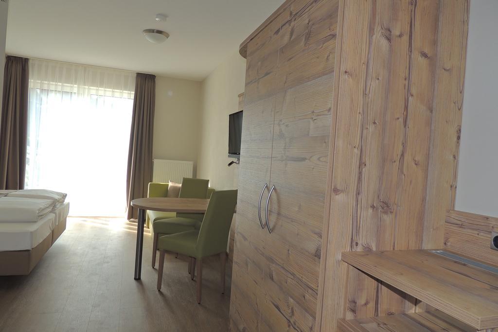Hotel-Gasthof Neue Post Leutershausen  Exteriör bild